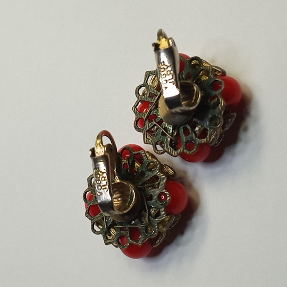 SuPer Rare c1940s VOGUE Gold Tone Red-Orange Coral Lucite Bead Clip Earring - Picture 7 of 16